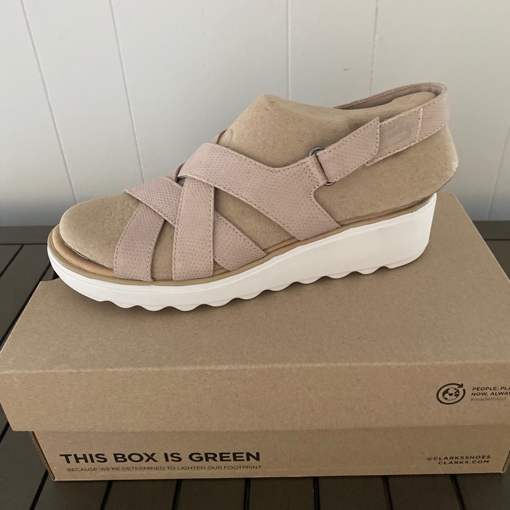 Clarks Women’s Jillian Spring Wedge Sandal Color Sand Leather Size 10